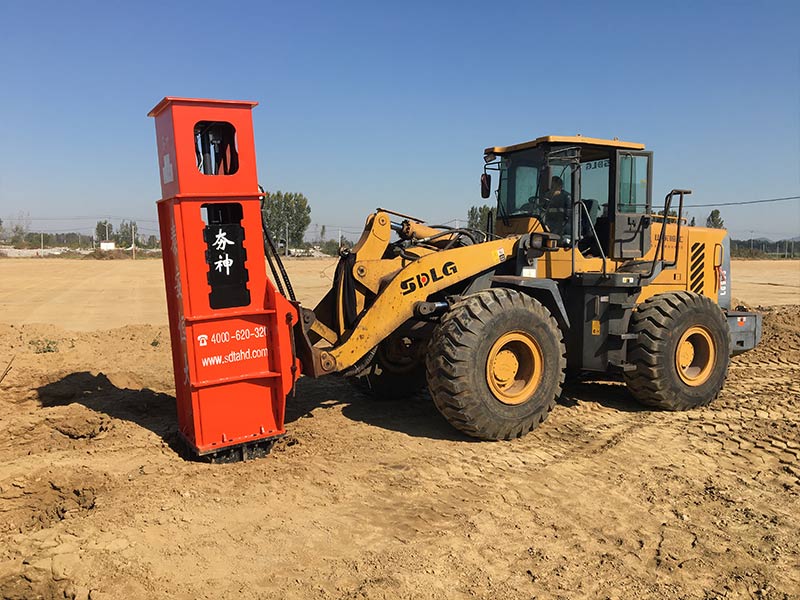 夯神HC42鏟車打夯機(jī)在江蘇某公路進(jìn)行路基補(bǔ)強(qiáng)夯實(shí)